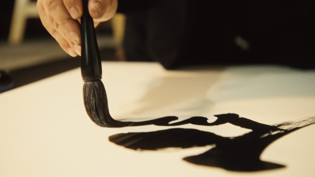 筆跡術書道の特徴である“生命線の筆致”を描く MADARA の筆運び