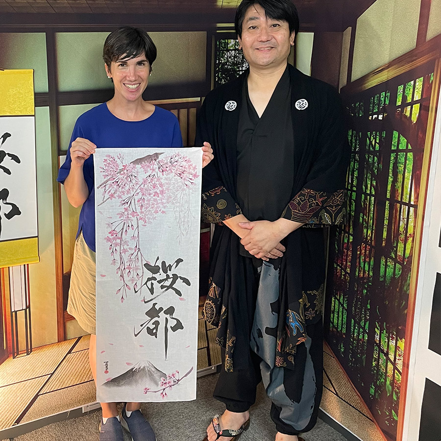 書道アート手ぬぐいを持つお客様の写真