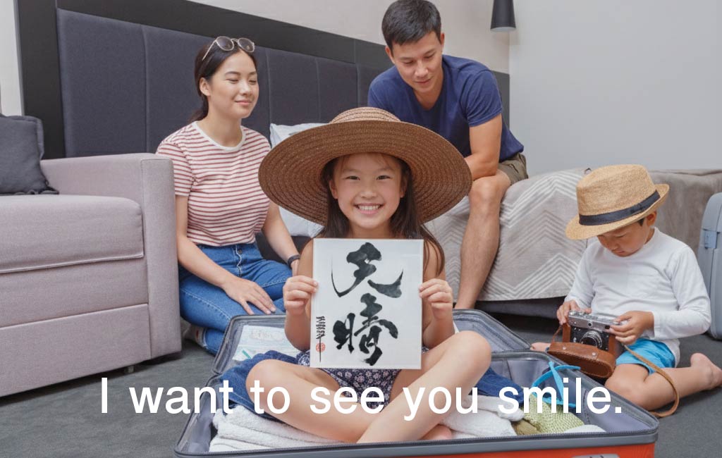 hotel-delivery-japanese-calligraphy-happy-travelers-smiling-at-hotel-frontdesk