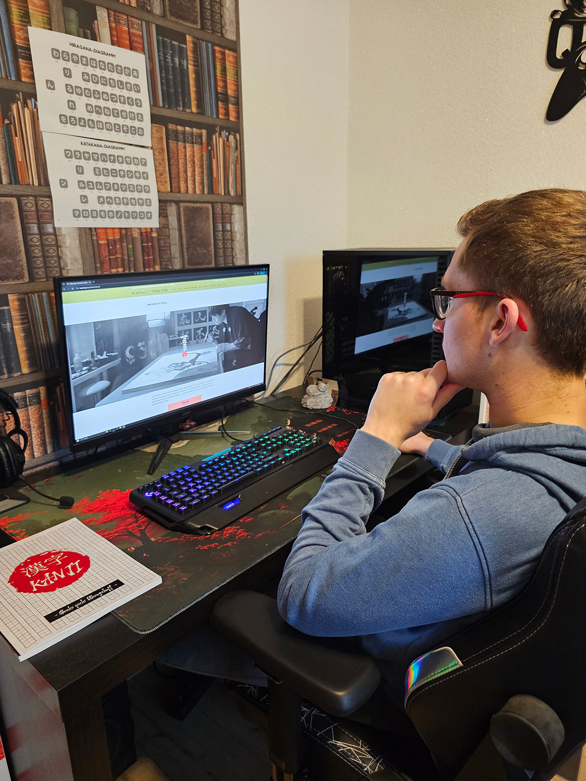 KANJI TOKYOの公式サイトをパソコンで閲覧し、書道作品と世界観を静かに見つめるダニーの姿