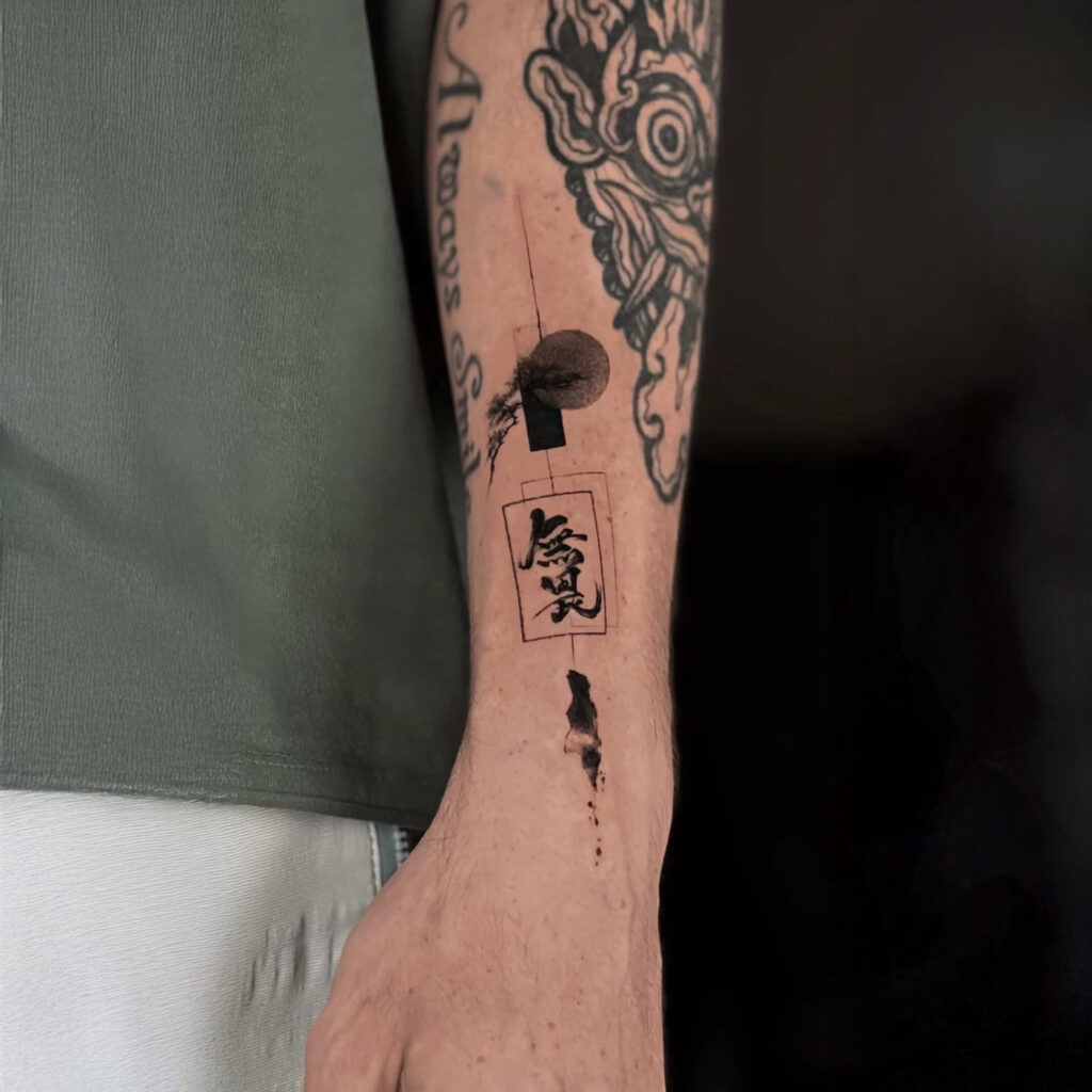 Luca Epifaniの前腕に施された「無畏」の漢字タトゥー。MADARAによる筆跡術書道をもとに制作された一点物の書道タトゥーデザイン。