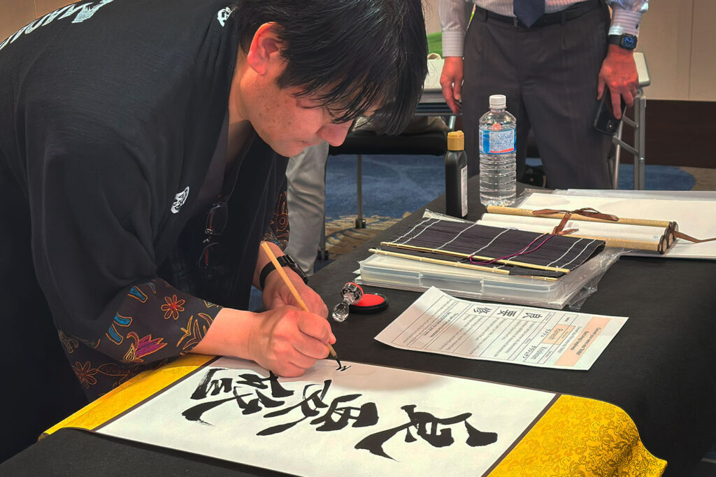 madara creating kanji calligraphy using hisseki jutsu technique